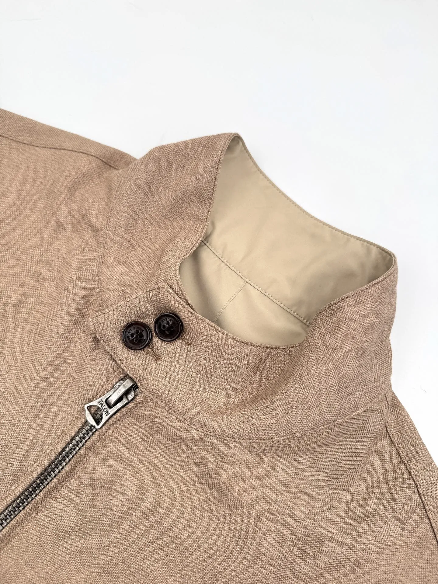 P580 Ralph Lauren logo embroidered reversible jacket, custom matte moire taffeta and twill jacquard brocade, light and tough, smooth drape, comfortable and skin-friendly, khaki brown tone, calm and noble, twin clothes, unlimited style. One side is decorated with twill jacquard brocade, which has its own retro filter, like the pocket watch gear of an old-school gentleman. The other side is made of matte moiré taffeta, which brings a sense of relaxation and casual leisure genes. Exquisite pony logo is embellished throughout, making it highly recognizable. The classic stand-up collar is tied with three hidden buckle tabs. Simplicity dominates complexity. The design philosophy hidden in the details. Double-sided style. One garment hides old money and relaxation. Process 1: Use imported machine embroidery technology. Use advanced computer control system and precise mechanical components to realize the iconic pony embroidery operation. High precision. The lines are smooth and delicate. Process 2: Template machine bag opening. Preset templates guide the position of opening the bag. The accuracy of the shape and size ensures the quality of the bag opening effect. Process 3: Ergonomic three-dimensional cutting returns to traditional craftsmanship through segmentation, folding, shrinking, and stretching techniques. The so-called slow work produces fine work, which is respect for the material and the pursuit of feel. Complex workmanship, tedious, slow timeliness, and high loss. Process 4: The fabrics are washed carefully, the hand feel and texture are better, not easy to deform, not easy to shrink, not easy to fade, and maintain long-term beauty. Accessories: Customized 1:1 Ralph Lauren fruit buckle Customized 1:1 Ralph Lauren zipper Customized 1:1 Ralph Lauren slider Customized 1:1 Ralph Lauren trademark Version: Fitted version Function: Reversible, free to match Size: S M L XL Style number: 25298